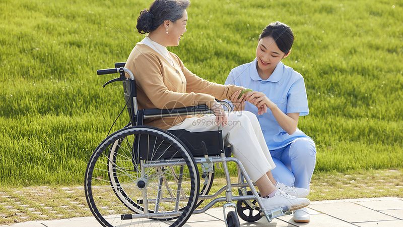 想要获得养老照护师证，需要通过以下途径：