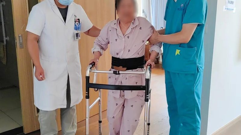 社区日间照料中心服务规范文件：揭秘养老护理行业的服务标准