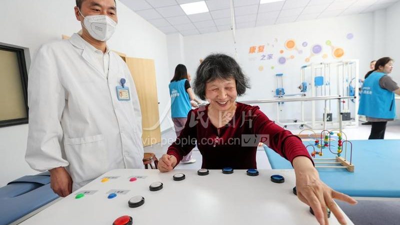 失能半失能长辈，住养老公寓还是养老院更合适